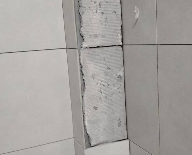 赛罕瓷砖空鼓维修公司分享下瓷砖施工前基层浇水润湿程度不足，可能导致以下问题